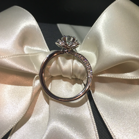 【エクセルコダイヤモンド(EXELCO DIAMOND)の口コミ】 選んだダイヤモンドは0.53カラット
HカラーVS2の輝きが強く高品質で、キラ…