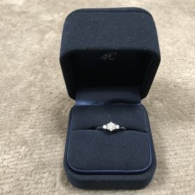 【4℃ BRIDAL(ヨンドシーブライダル)の口コミ】 指輪のデザインが彼女好みの王道なもので、かつ装着時に破損しないよう適…