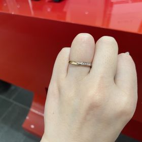 【AFFLUX(アフラックス)の口コミ】 指輪のデザインは本当にたくさんあり、とても悩みました。また、色がだい…