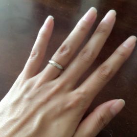 【SUEHIRO(スエヒロ)の口コミ】 婚約指輪がピンクゴールドで可愛らしいデザインなので、まずそれと合わせ…