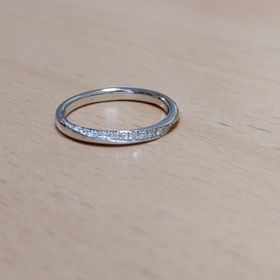【銀座ダイヤモンドシライシの口コミ】 指輪のデザイン(ダイヤモンドが指輪に巻き付くようにちりばめられていて、…