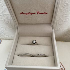 【アンジェリックフォセッテ(Angelique Fossette)の口コミ】 婚約指輪は、真ん中に大きな花のような感じでとても目を引くデザインにな…