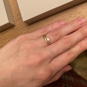 【mina.jewelry(ミナジュエリー)の口コミ】 バゲットカットのリングが珍しくパッと目を引きました！立て爪のベーシッ…