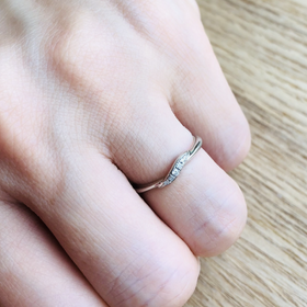 【VIVAGE(ヴィヴァージュ)の口コミ】 最初は細めのリングで、シンプルで装飾のないものを探していましたが、探…