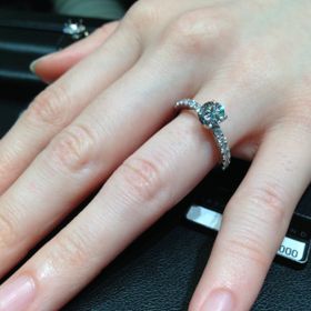 【ラザール ダイヤモンド(LAZARE DIAMOND)の口コミ】 ダイヤモンドの輝きがとにかくすごいです！
七色にものすごく光るので、ダ…