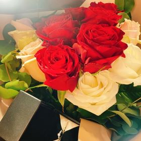 【エクセルコダイヤモンド(EXELCO DIAMOND)の口コミ】 メインのダイヤモンドと、リングにも少しダイヤを使った可愛いデザインの…