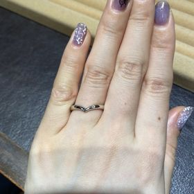 【TRECENTI(トレセンテ)の口コミ】 デザインが婚約指輪にぴったりだったためです。
V字のデザインはよくある…