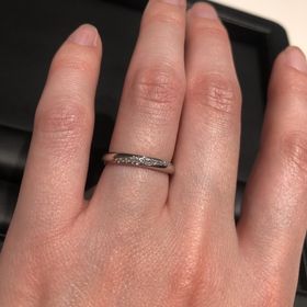 【ラザール ダイヤモンド(LAZARE DIAMOND)の口コミ】 右上がり斜めにダイヤが入っているデザインで探しており、好みどんぴしゃ…