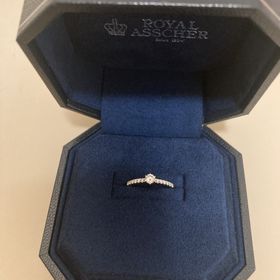 【ROYAL ASSCHER(ロイヤル・アッシャー)の口コミ】 メレダイヤがあり、可愛らしい印象の指輪です。このブランドは、ダイヤモ…