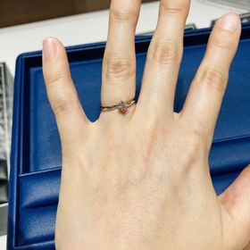 【銀座ダイヤモンドシライシの口コミ】 もともと指がごつごつしているため、指がきれいに見える形を選びました。…