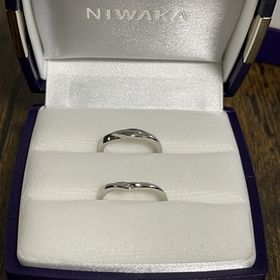 【俄(にわか)の口コミ】 婚約指輪がなかったため、妥協しないように自分達が
満足いくものを選んだ…