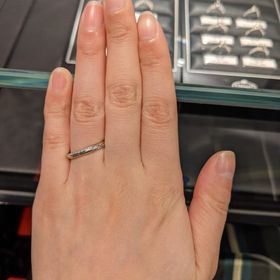 【銀座ダイヤモンドシライシの口コミ】 ウェーブタイプのデザイン。肌見離さずつけていたかったので、変色しづら…