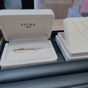 【SIENAROSE(シエナロゼ)の口コミ】 オリジナルのロゼチナの色味が大変気に入りました！王道すぎず、耐久性も…