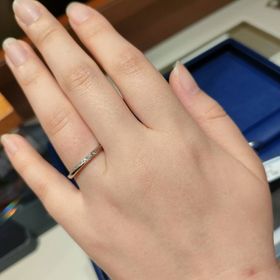【銀座ダイヤモンドシライシの口コミ】 ストレートリングでウェーブ要素が含まれているデザインがとても気に入り…