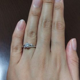 【GALA JEWELRY(ガラジュエリー)の口コミ】 何店舗か見て試着させてもらいましたが、S字のカーブが指を細く、きれいに…