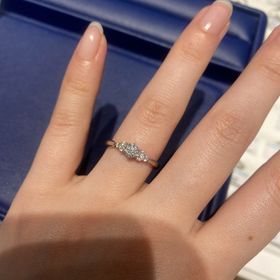 【銀座ダイヤモンドシライシの口コミ】 ダイヤモンドがセンターと両サイドに3石付いているので、華やかでありなが…