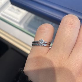 【銀座ダイヤモンドシライシの口コミ】 このセットリングはザ・王道って感じの婚約指輪とダイヤの部分の面積が割…
