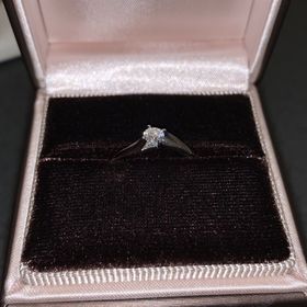 【アイプリモ(I-PRIMO)の口コミ】 シンプルで特別な時にも普段でも派手すぎずつけやすいデザインと、ダイア…