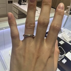 【4℃ BRIDAL(ヨンドシーブライダル)の口コミ】 手に馴染むようなラインが入っているデザインになっているため、おしゃれ…