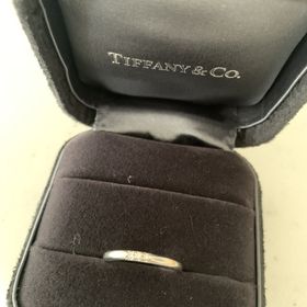 【ティファニー(Tiffany & Co.)の口コミ】 シンプルの中にダイヤ３つが入っていて女性らしく見えるところが良かった…