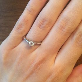 【エクセルコダイヤモンド(EXELCO DIAMOND)の口コミ】 一粒ダイヤの婚約指輪に憧れていました。
飾りがなくても華やかなリングを…