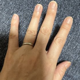 【エクセルコダイヤモンド(EXELCO DIAMOND)の口コミ】 ウェーブの形と流れるようなダイヤの入り方が気に入りました。シンプルだ…