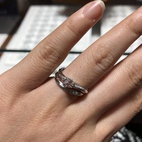 【銀座ダイヤモンドシライシの口コミ】 婚約指輪、結婚指輪ともにウェーブのデザインです。試着した婚約指輪のダ…