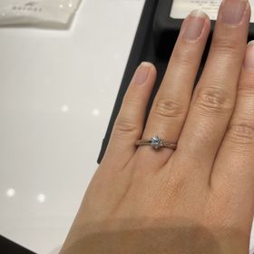 【銀座ダイヤモンドシライシの口コミ】 王道のソリティアタイプで探しており、
店員さんのオススメで丸みのあるホ…