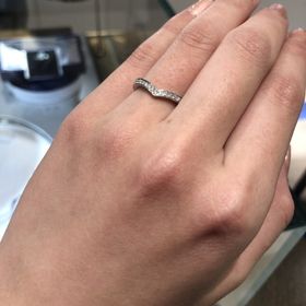 【ショーメ(CHAUMET)の口コミ】 V字がとても綺麗で、上品な指輪です。指が太いことがコンプレックスですが…