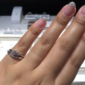 【アイプリモ(I-PRIMO)の口コミ】 私の場合、婚約指輪との重ね付けが絶対条件で、V字のシンプルなものを探し…