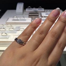 【アイプリモ(I-PRIMO)の口コミ】 こちらの指輪はV字が割とくっきりと入っており、可愛いというよりはクール…