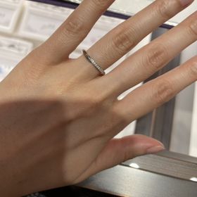 【俄(にわか)の口コミ】 ややウェーブが掛かっています。動くたびダイヤがキラキラするデザインで…