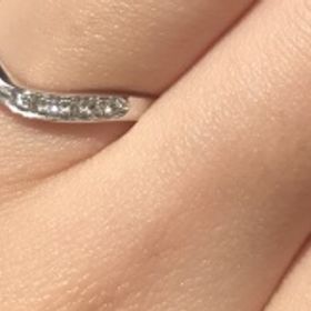 【TASAKI(タサキ)の口コミ】 V字にくぼんでいるため、指が長く見えました。片側にダイヤモンドが並んで…