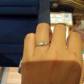 【JKPLANET(JKプラネット)の口コミ】 正面にアクセントになる大きなダイヤがあり、リボンっぽいデザインになっ…