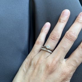 【GALA JEWELRY(ガラジュエリー)の口コミ】 ハーフエタニティでリングの縁の部分はミル打ちになっているのがギラギラ…