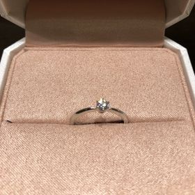 【TRECENTI(トレセンテ)の口コミ】 指輪のデザインがシンプルで洗練されたものであったため。またダイヤモン…