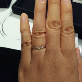 【ケイウノ ブライダル(K.UNO BRIDAL)の口コミ】 一番の決めては着用してみたときの馴染み感です。あとは、婚約指輪も一緒…