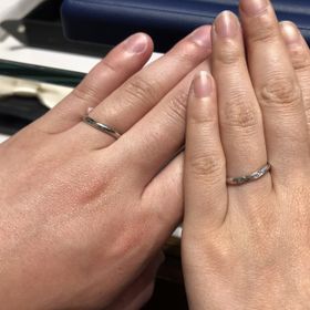 【銀座ダイヤモンドシライシの口コミ】 形はウェーブです。新婦の結婚指輪は、真ん中に、ななめにダイヤモンドが…