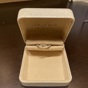 【TRECENTI(トレセンテ)の口コミ】 ダイヤが3つに連なっているところが綺麗でした。
まるみを帯びていてつけ…