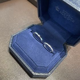 【ROYAL ASSCHER(ロイヤル・アッシャー)の口コミ】 ハーフエタニティーの中でも、埋め込みタイプの指輪でダイヤモンドひとつ…