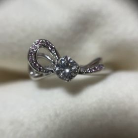 【CAFERING(カフェリング)の口コミ】 とても希少で、美しくきらめくピンクダイヤモンドに、アシンメトリーなリ…