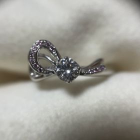 【CAFERING(カフェリング)】の口コミ とても希少で、美しくきらめくピンクダイヤモンドに、アシンメトリーなリボ...