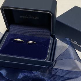 【銀座ダイヤモンドシライシの口コミ】 結婚指輪だけでもダイヤの粒が大きいので存在感があります。
さらに、婚約…