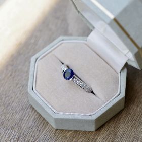 【hitotsuchi(ヒトツチ)の口コミ】 サファイアの婚約指輪に憧れがあり、フルオーダーメイドで制作していただ…