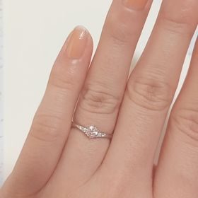 【アイプリモ(I-PRIMO)の口コミ】 結婚指輪と合わせた時に映える物を探してました。
結婚指輪がストレートな…
