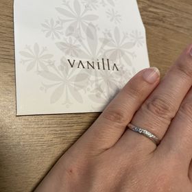 【VANillA(ヴァニラ)の口コミ】 購入前から波のデザインが好きだったのと、婚約指輪が無かったのでダイヤ…