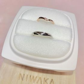 【俄(にわか)の口コミ】 あまり他にはないデザイン（V字）で、ダイヤのついている場所もとても可愛…