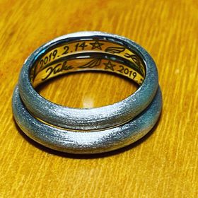 【ケイウノ ブライダル(K.UNO BRIDAL)の口コミ】 18kに、ダイヤの粉をかけてもらい
太さもこだわり、２つのリングが重なる…