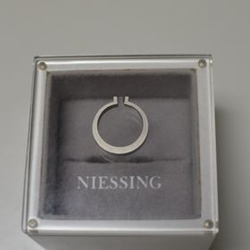 【NIESSING(ニーシング)の口コミ】 婚約指輪はどうしても女性らしいデザインが多く、どれも好みではなかった…