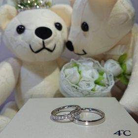 【4℃ BRIDAL(ヨンドシーブライダル)の口コミ】 ダイヤモンドが13個装飾されていて、色々な角度から光が反射してとても綺…